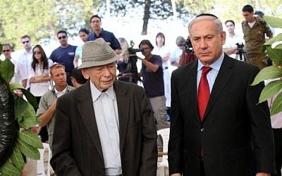 Benzion and Benjamin Netanyahu at a memorial for Zeev Jabotinsky, July 2010 (photo credit: Yossi Zamir/Flash90)