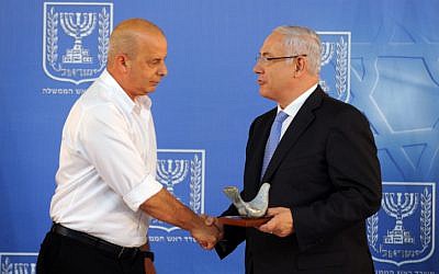 Former Shin Bet chief Yuval Diskin (left) and Prime Minister Benjamin Netanyahu in 2011. (photo credit: Moshe Milner/GPO/Flash90)