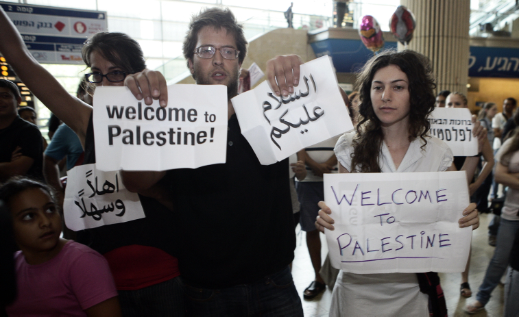 A group of Israeli protesters who gathered to welcome the previous 2011'Pro-Palestinian Fly-In' activists at Ben Gurion airport (photo credit: Flash90) A group of Israeli protesters who gathered to welcome the previous 2011'Pro-Palestinian Fly-In' activists at Ben Gurion airport (photo credit: Flash90)