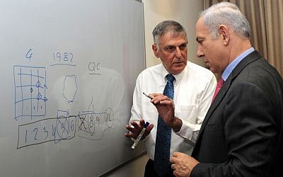 Technion professor Shechtman explains a theory to Prime Minister Benjamin Netanyahu. (photo credit: Amos Ben Gershom/GPO/Flash90)