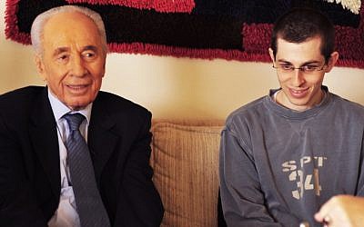 Shimon Peres and Gilad Shalit (photo credit: Ziv Binyonski/Flash90)