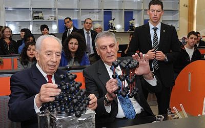 Shechtman and President Shimon Peres at the Madatech science park in Haifa last year. (photo credit: Mark Neyman/ GPO/Flash90)