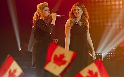 'The Voice' Israel winner Kathleen Reiter (right)  and her on-show mentor Sarit Hadad performing in the final episode (photo credit: Yonatan Sindel/Flash90)