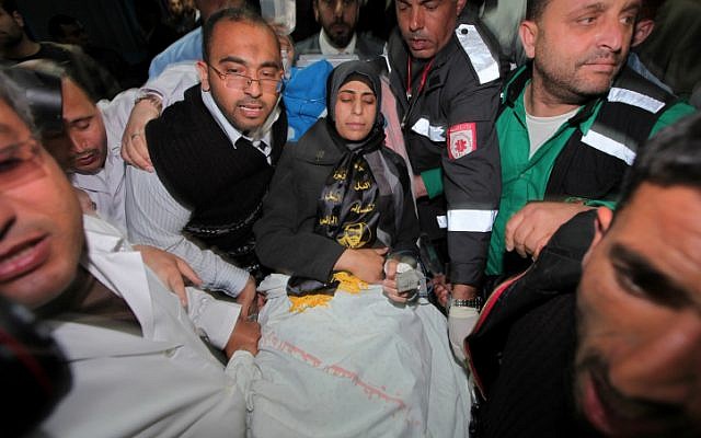 Palestinian deportee prisoner Hanaa Shalabi (C) arrives at the al-Shifa hospital in Gaza City )photo credit: Wissam Nassar/Flash90)