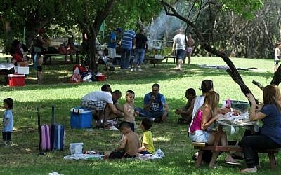 Israelis enjoy the Passover vacation in Northern Israel. (photo credit: Avishag Shaar Yashuv/Flash90)