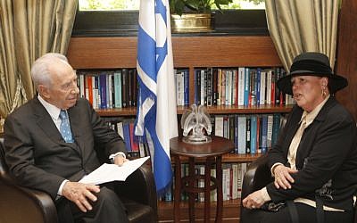 Esther Pollard, Jonathan Pollard's wife, meets with President Shimon Peres at his residence, on Sunday. (photo credit: Uri Lenz/Flash90)
