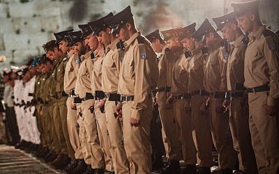 Israeli soldiers stand at attention during a Memorial Day ceremony at the Western Wall Tuesday. (photo credit: Noam Moskowitz / Flash90)