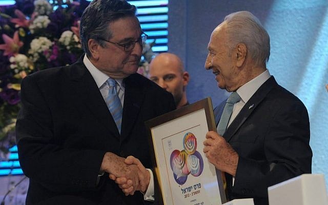 Veteran Israeli journalist Yaakov Achimeir receives the prestigious Israel Prize from President Shimon Peres (photo credit: Mark Neyman/GPO/FLASH90)