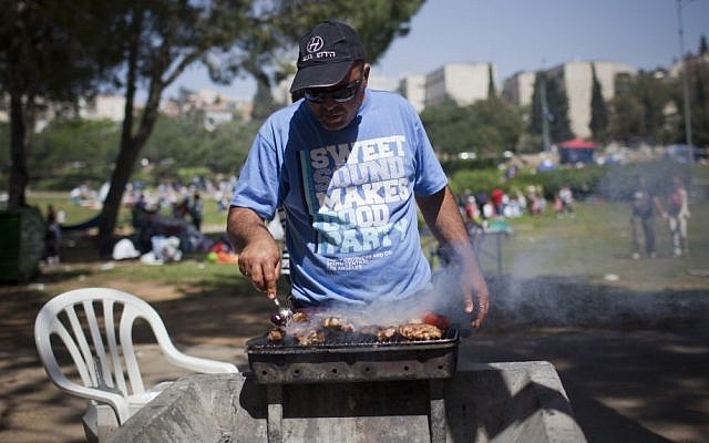 Israelis head to the park to celebrate the country's 64th Independence Day on Thursday. (photo credit: Yonatan Sindel/Flash90) Israelis head to the park to celebrate the country's 64th Independence Day on Thursday. (photo credit: Yonatan Sindel/Flash90)