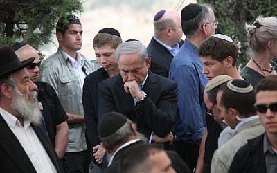 Prime Minister Benjamin Netanyahu (center) mourning the death of his father, Benzion, at his funeral Monday evening (photo credit: Yossi Zamir/Flash90)
