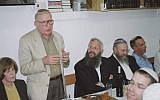 Irving Moskowitz speaking at Beit Orot, November 2011. (CC BY-SA Mazel 123, Wikimedia Commons)