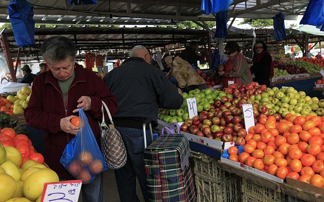 Illustrative: Ashkelon residents buying vegetables and fruits in the open market (photo credit: Tsafrir Abayov/Flash90) Illustrative: Ashkelon residents buying vegetables and fruits in the open market (photo credit: Tsafrir Abayov/Flash90)
