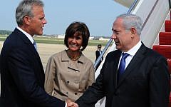 Then-ambassador Michael Oren (left) welcomes Prime Minister Netanyahu to Washington for a 2010 state visit (photo credit: Moshe Milner/GPO/Flash90 )