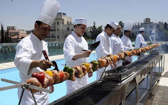 Israel's largest barbecue grill, made up of 35 kilograms of meat and measuring eight meters long, was presented at Jerusalem's Grand Court hotel, on Monday (photo credit: Yoav Ari Dudkevitch/Flash90)