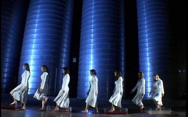 Chagit Molgan, Five plus Seven, 2004, video, 2:15 min., collection of the artist (Courtesy) Chagit Molgan, Five plus Seven, 2004, video, 2:15 min., collection of the artist (Courtesy)
