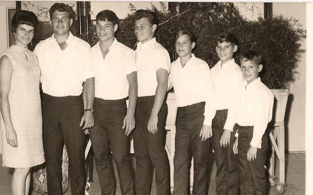 Haggai Linik is far right. His oldest brother, Zohar, is closest to his mother. Maya Linik remembers washing Benjamin Netanyahu's clothes over the weekend when the future prime minister served alongside her son (Photo credit: Courtesy Haggai Linik) Haggai Linik is far right. His oldest brother, Zohar, is closest to his mother. Maya Linik remembers washing Benjamin Netanyahu's clothes over the weekend when the future prime minister served alongside her son (Photo credit: Courtesy Haggai Linik)