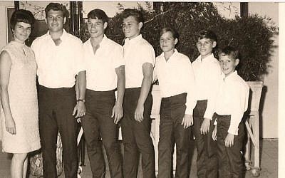Haggai Linik is far right. His oldest brother, Zohar, is closest to his mother. Maya Linik remembers washing Benjamin Netanyahu's clothes over the weekend when the future prime minister served alongside her son (Photo credit: Courtesy Haggai Linik)