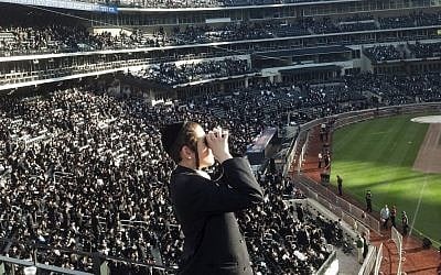 Ultra-Orthodox Jews at Citi Field in New York gather to discuss Internet usage. (photo credit: AP/VosIzNeias.com