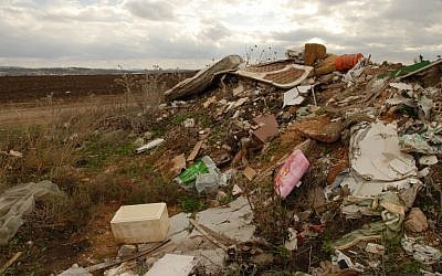 An illegal garbage dump (photo credit: Gili Yaari/Flash 90)