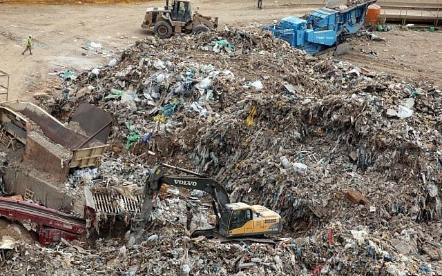 A garbage landfill (photo credit: Yossi Zamir/Flash90)