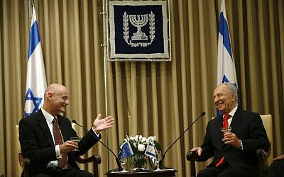 Andrew Standley meeting with Shimon Peres in 2009. (photo credit:  Miriam Alster/Flash90)