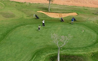 Golfing at Gaash (photo credit: Moshe Shai/Flash 90)