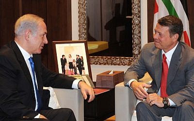 Prime Minister Benjamin Netanyahu, left, meets with Jordan's King Abdullah II in Amman in 2010 (photo credit: Avi Ohayon/GPO/Flash90)