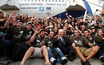 Shimon Peres greets immigrants flown in on El Al in 2010. (photo credit: Sasson Tiram/Flash90)