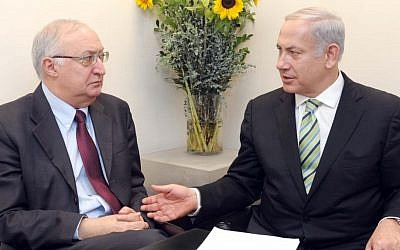 Prime Minister Benjamin Netanyahu (R) and economist Manuel Trajtenberg after the prime minister persuaded his cabinet to back the Trajtenberg Commission recommendations in 2012. (Avi Ohayon/GPO/Flash90)