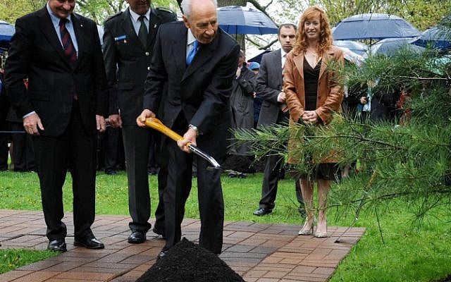 President Shimon Peres during a tree planting ceremony at Rideau Hall Ottawa on Wednesday (photo credit: Mark Neyman/GPO/Flash90) President Shimon Peres during a tree planting ceremony at Rideau Hall Ottawa on Wednesday (photo credit: Mark Neyman/GPO/Flash90)