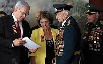 Prime Minister Benjamin Netanyahu meets Russian-Israeli World War II veterans on Veterans Day, May 09, 2012. (photo credit: Amos Ben Gershom/GPO/Flash90)