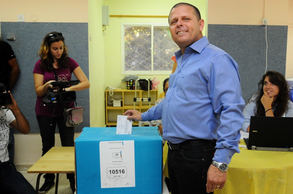 Eitan Cabel votes in Tuesday's elections for the chairmanship of the Histadrut (photo credit: Yossi Zeliger/Flash90)