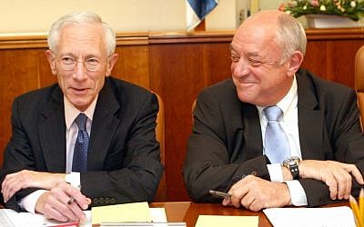 MK Ronnie Bar-On (right) and Governor of the Bank of Israel Stanley Fischer in a special meeting at the Knesset in 2008 (photo credit: Ariel Jerozolimski/Flash 90)