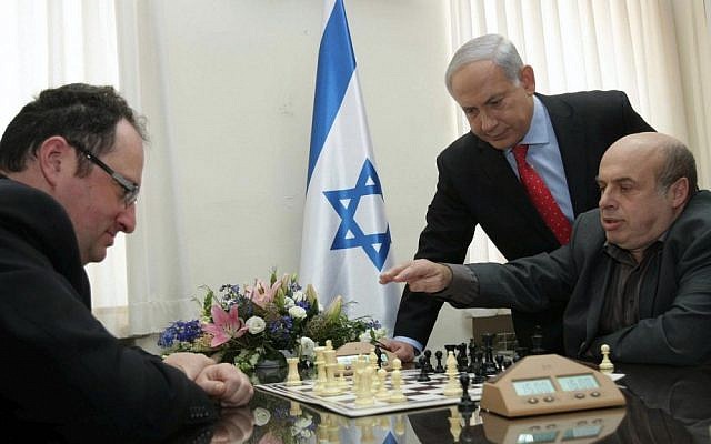 Chess master Boris Gelfand (left) plays a game of chess against Prime Minister Benjamin Netanyahu (far right) and Jewish Agency Chairman Natan Sharansky in 2010 (photo credit: Alex Kolomoisky/Flash90)