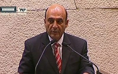 Kadima chairman Shaul Mofaz is sworn in as a member of the cabinet on Wednesday. (screen capture: The Knesset Channel)
