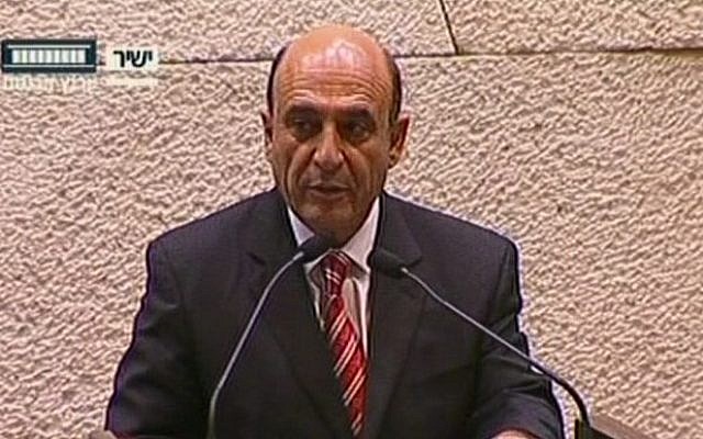 Kadima chairman Shaul Mofaz is sworn in as a member of the cabinet on Wednesday. (screen capture: The Knesset Channel)