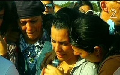 Family and friends of Gadi Vichman attend his funeral in 2012. (Screenshot/ Channel 2)