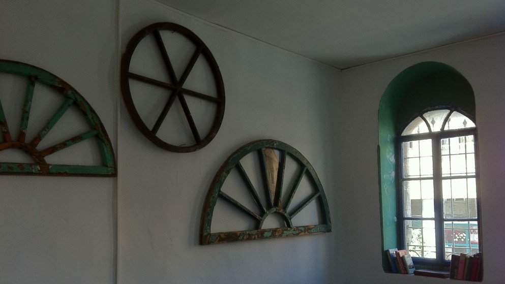 Salvaged frames displayed at the Tower and Story Museum and Robbers of Jerusalem Gallery. (Photo credit: Greg Tepper)