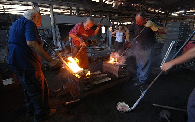 Working the wood casting (Courtesy Hilla Shamia) Working the wood casting (Courtesy Hilla Shamia)