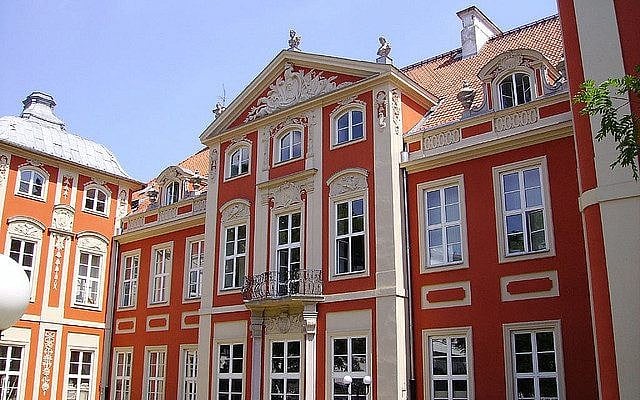 Warsaw Academy of Fine Arts (Photo credit: CC-BY 2.0, by Covilha, Flickr) Warsaw Academy of Fine Arts (Photo credit: CC-BY 2.0, by Covilha, Flickr)