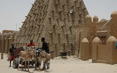The Timbuktu Mud Mosque in Mali, West Africa. (photo credit: CC-BY 2.0, by emilio labrador, Flickr)