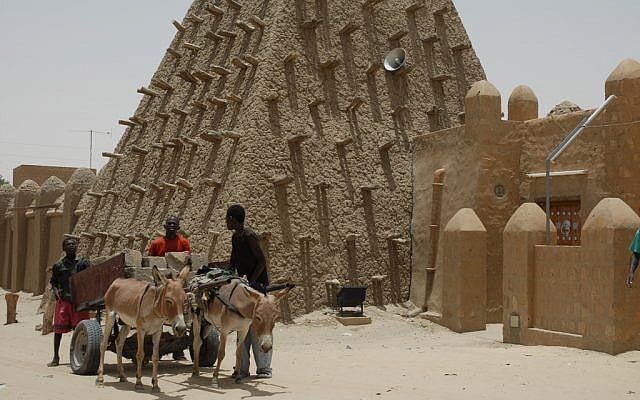 The Timbuktu Mud Mosque in Mali, West Africa. (photo credit: CC-BY 2.0, by emilio labrador, Flickr)
