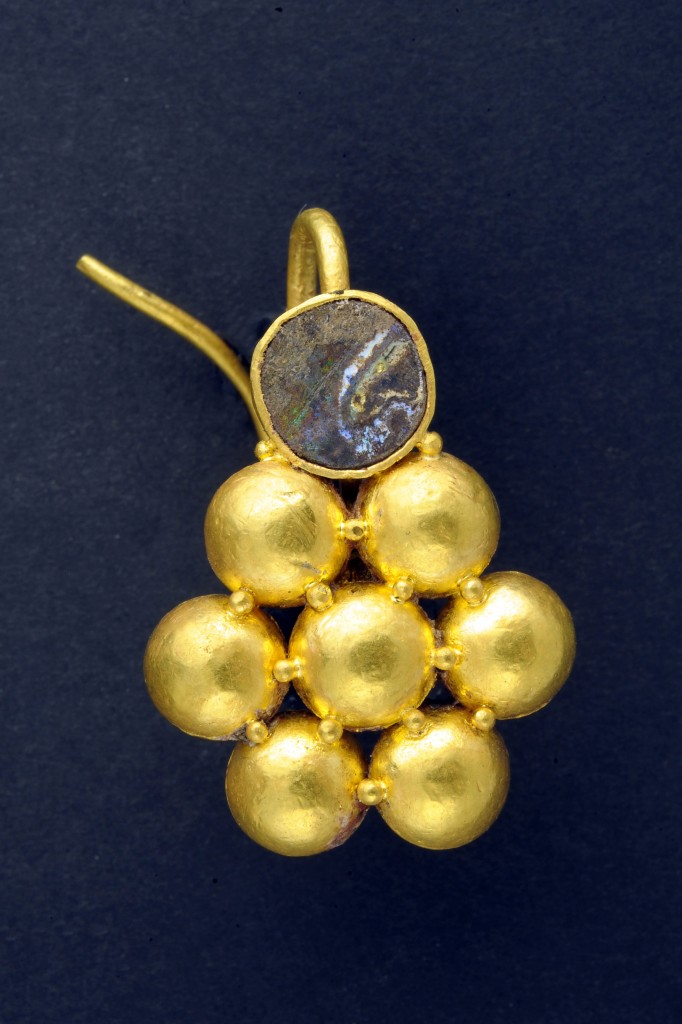Close up of the Roman-era earring found near Kiryat Gat (photo credit: courtesy IAA)