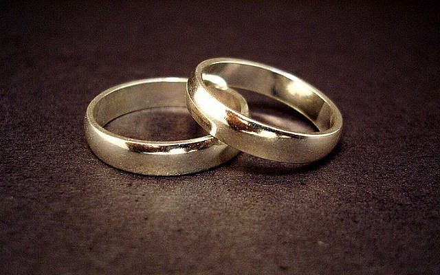 A pair of wedding rings (CC BY-Jeff Belmonte, Wikimedia Commons) A pair of wedding rings (CC BY-Jeff Belmonte, Wikimedia Commons)
