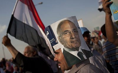 A supporter of Ahmad Shafiq demonstrates in Cairo Saturday (photo credit: (AP Photo/Bernat Armangue)
