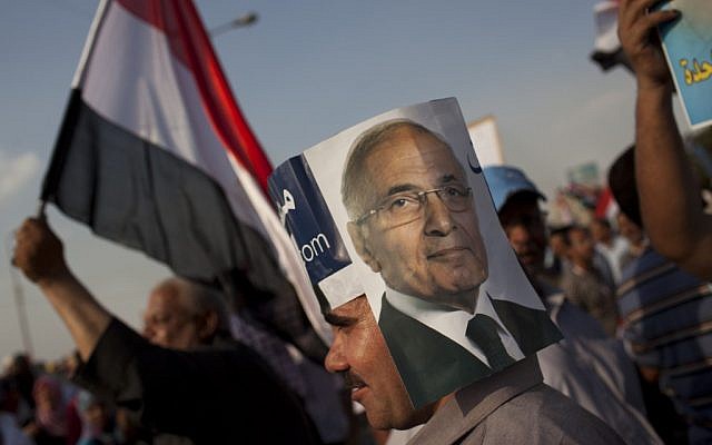 A supporter of Ahmad Shafiq demonstrates in Cairo Saturday (photo credit: (AP Photo/Bernat Armangue) A supporter of Ahmad Shafiq demonstrates in Cairo Saturday (photo credit: (AP Photo/Bernat Armangue)