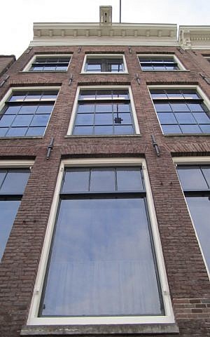 Exterior of canal-house office building in which Anne hid. (photo credit: Matt Lebovic)