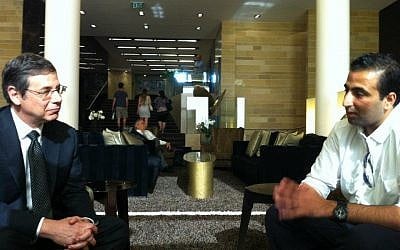 Deputy Foreign Minister Danny Ayalon meets Kasim Hafeez in Tel Aviv Sunday (photo credit: courtesy/Stand With Us)