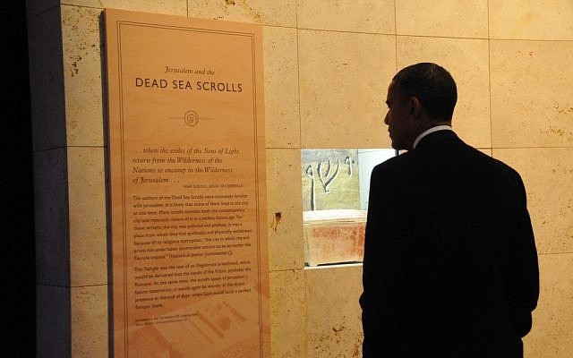 President Barack Obama at the Franklin Institute's Dead Sea Scroll exhibit. (photo credit: Sabina Louise Pierce) President Barack Obama at the Franklin Institute's Dead Sea Scroll exhibit. (photo credit: Sabina Louise Pierce)