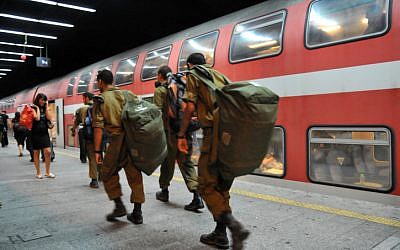 Illustrative: IDF soldiers boarding a train. (Shay Levy/Flash90)